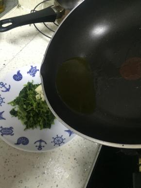 锅里倒入橄榄油，加热，淋在大蒜瓣上