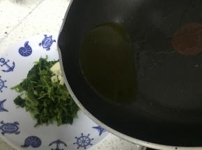 锅里倒入橄榄油，加热，淋在大蒜瓣上
