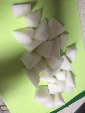 准备萝卜，洗干净，切大丁