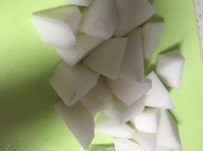 准备萝卜，洗干净，切大丁