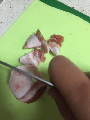 准备五花肉，切块