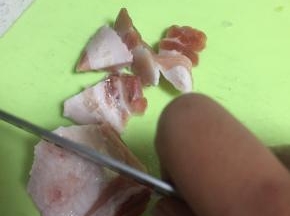 准备五花肉，切块