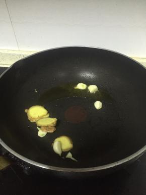 锅里倒入橄榄油，加热，葱姜蒜爆香