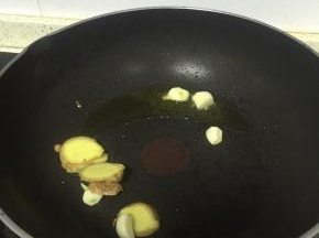 锅里倒入橄榄油，加热，葱姜蒜爆香