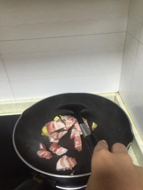 倒入五花肉，继续翻炒，3-5分钟