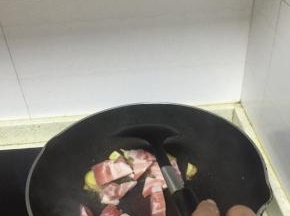 倒入五花肉，继续翻炒，3-5分钟