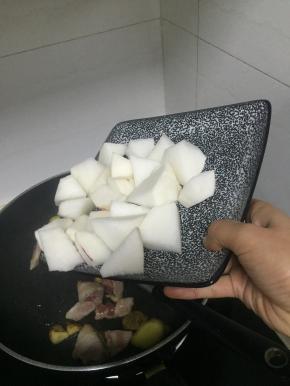 加入萝卜块，翻炒3-5分钟