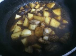 加入水，冰糖、煮至水滚