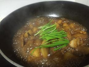 加入小葱段，大火收汁，即可出锅