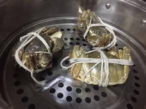 在蒸锅里加入水，将大闸蟹放入，蒸15分钟
