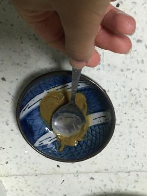 在碗里取2勺麻酱