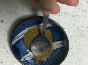 在碗里取2勺麻酱