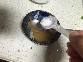 将凉水倒入麻酱中大约1：1的比例