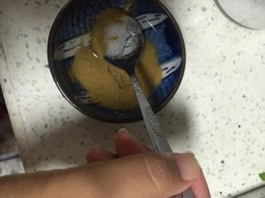 加入适量盐，用勺子搅拌均匀
