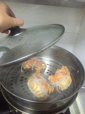 大闸蟹出锅，置于盘中