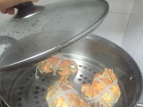 大闸蟹出锅，置于盘中