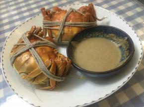 可将麻酱料淋于大闸蟹上，也可沾着吃，味道十分鲜美