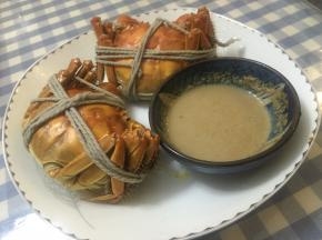 可将麻酱料淋于大闸蟹上，也可沾着吃，味道十分鲜美