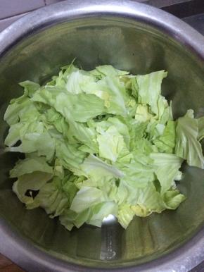 卷心菜清洗干净切成块状