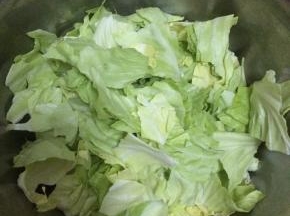 卷心菜清洗干净切成块状
