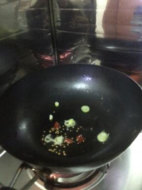 锅内加入适量食用油，放入辣椒和葱，爆炒