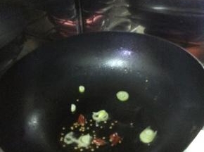 锅内加入适量食用油，放入辣椒和葱，爆炒