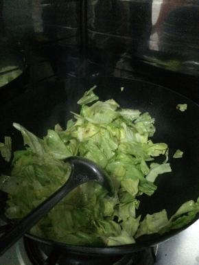随后放入卷心菜大火爆炒。
