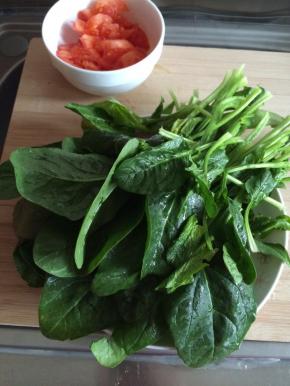 把菠菜清洗干净，捞出。