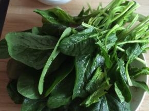 把菠菜清洗干净，捞出。