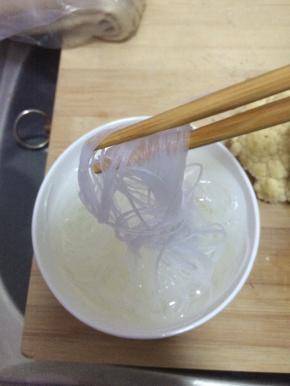 热水烧开，把粉丝放到锅里煮一分钟左右，捞出。