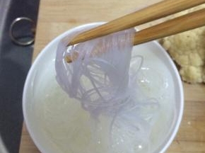 热水烧开，把粉丝放到锅里煮一分钟左右，捞出。
