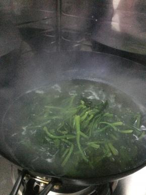 菠菜放入烧开的水里焯一下，捞出。