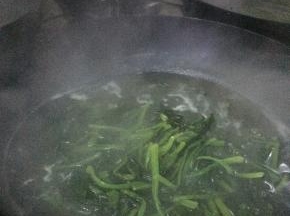菠菜放入烧开的水里焯一下，捞出。