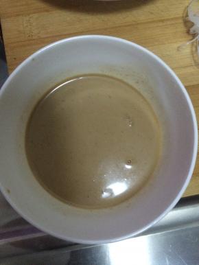 麻酱加入适量的水，加入盐，香油味达美。搅拌均匀。