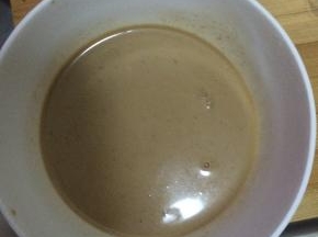 麻酱加入适量的水，加入盐，香油味达美。搅拌均匀。
