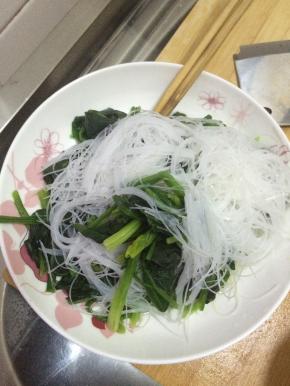 把煮好的粉丝和菠菜放入盘子中。