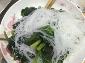把煮好的粉丝和菠菜放入盘子中。