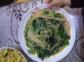 把麻酱撒入菜品中，搅拌均匀即可。