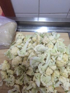 准备好食材，把菜花清洗干净，切成小块状