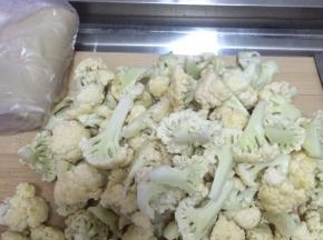 准备好食材，把菜花清洗干净，切成小块状