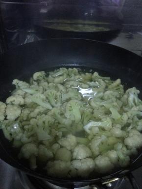 锅内放入水烧开，把菜花放入锅内煮1分钟左右捞出。