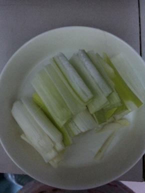 葱清洗干净切成条状.
