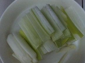 葱清洗干净切成条状.