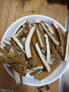 把豆干切成条状。