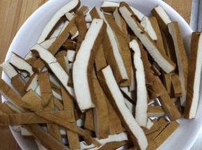 把豆干切成条状。