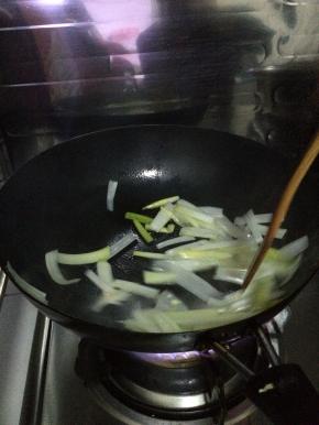 锅内加入适量油，先把葱花放入锅内炒，加入调料。