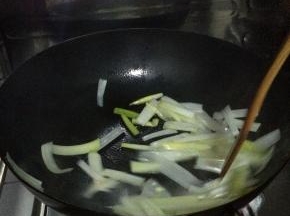 锅内加入适量油，先把葱花放入锅内炒，加入调料。