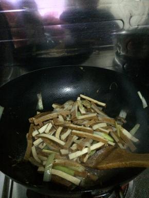 随后把豆腐干放入锅内翻炒。