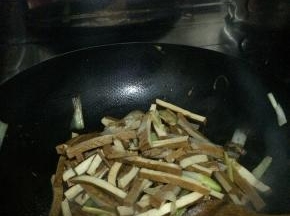 随后把豆腐干放入锅内翻炒。