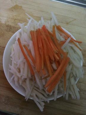 把藕片和胡萝卜清洗干净削皮，切成丝状。